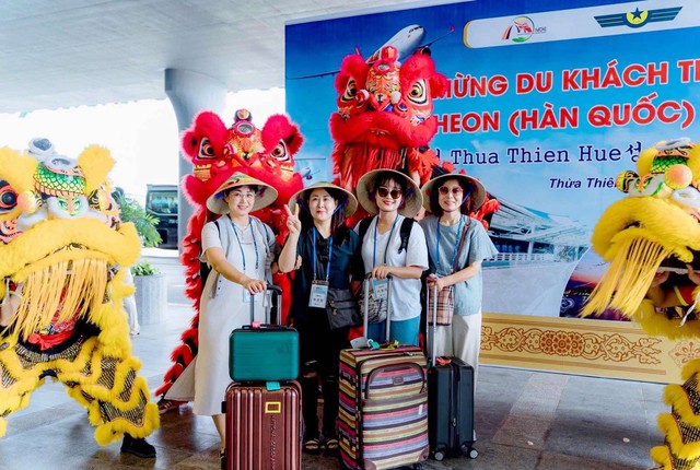 Nhà ga mới Phú Bài (Huế) đón đoàn khách Hàn Quốc đầu tiên trên tàu bay Vietjet  - Ảnh 2.