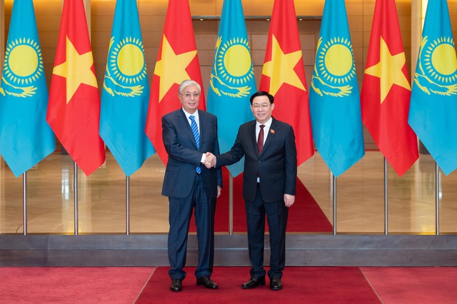 Chủ tịch Quốc hội Vương Đình Huệ hội kiến Tổng thống Kazakhstan - Ảnh 1.