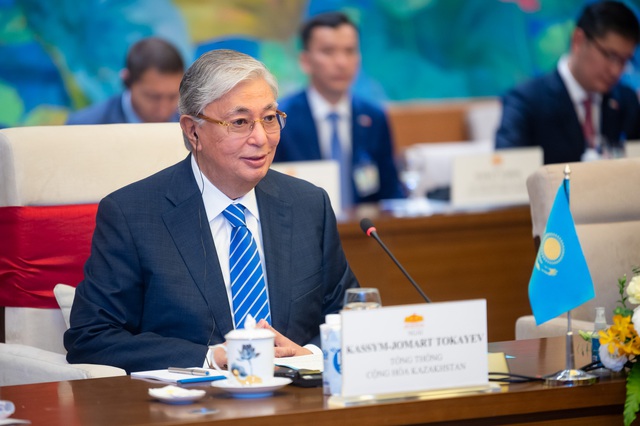 Chủ tịch Quốc hội Vương Đình Huệ hội kiến Tổng thống Kazakhstan - Ảnh 4.