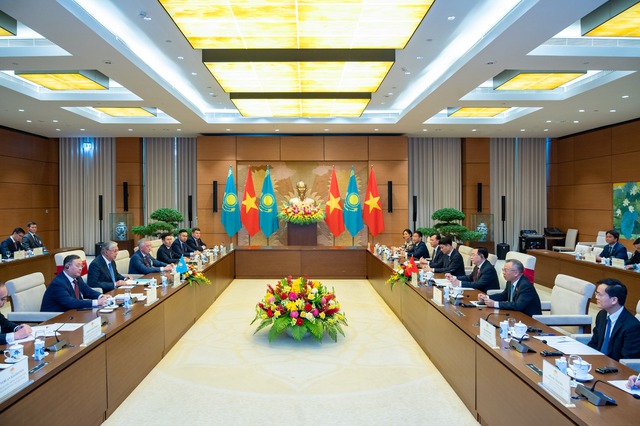 Chủ tịch Quốc hội Vương Đình Huệ hội kiến Tổng thống Kazakhstan - Ảnh 2.