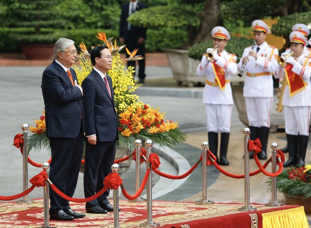 Chủ tịch nước Võ Văn Thưởng chủ trì Lễ đón chính thức Tổng thống Cộng hòa Kazakhstan - Ảnh 1.