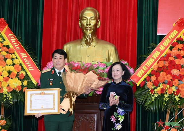 Trao Huy hiệu 45 năm tuổi Đảng tặng đồng chí Đại tướng Lương Cường - Ảnh 1.
