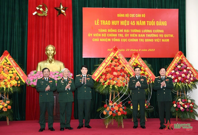 Trao Huy hiệu 45 năm tuổi Đảng tặng đồng chí Đại tướng Lương Cường - Ảnh 2.