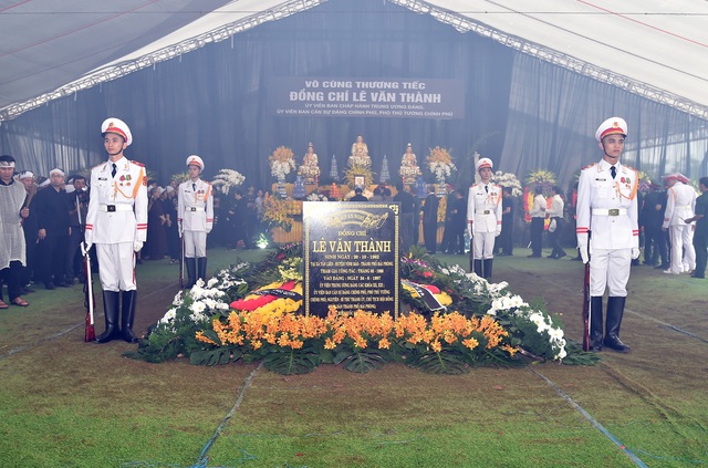 Tổ chức trọng thể Lễ truy điệu và tiễn đưa đồng chí Lê Văn Thành về nơi an nghỉ cuối cùng - Ảnh 30.