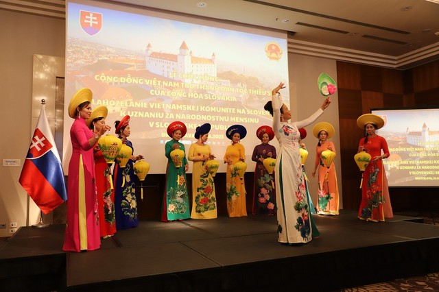 Lễ chúc mừng cộng đồng người Việt được công nhận dân tộc thiểu số tại Slovakia - Ảnh 3.