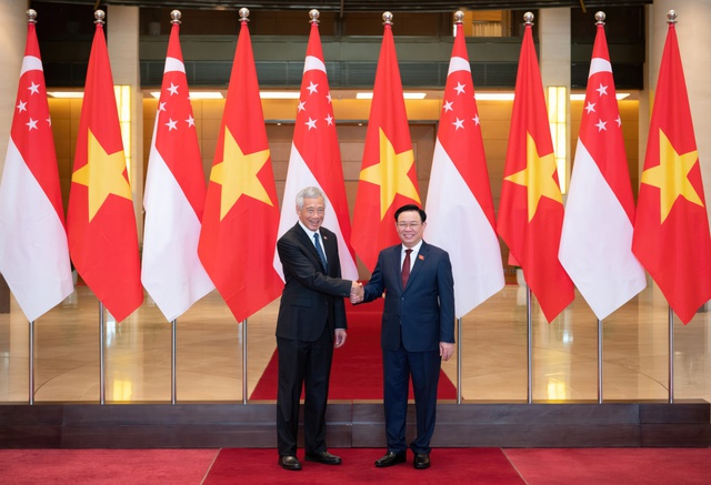 Chủ tịch Quốc hội Vương Đình Huệ hội kiến Thủ tướng Singapore Lý Hiển Long - Ảnh 1.