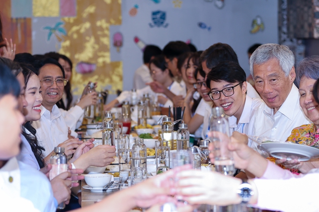 Thủ tướng Phạm Minh Chính và Thủ tướng Lý Hiển Long giao lưu, ăn trưa cùng sinh viên ĐHQGHN - Ảnh 10.