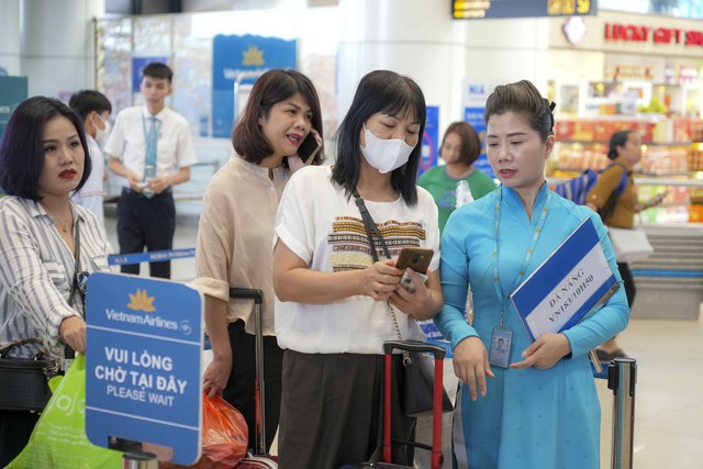 Hành khách hào hứng sử dụng VNeID 'check-in' sân bay thay giấy tờ tùy thân - Ảnh 1.