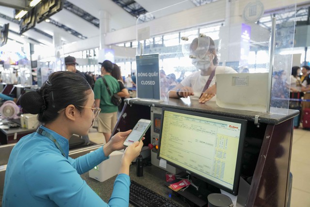 Hành khách hào hứng sử dụng VNeID 'check-in' sân bay thay giấy tờ tùy thân - Ảnh 2.