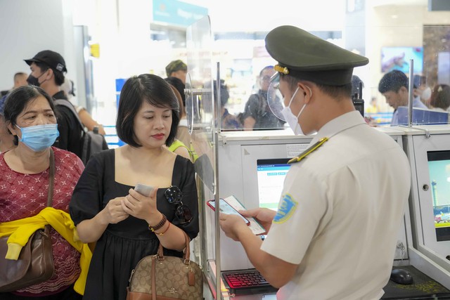 Hành khách hào hứng sử dụng VNeID 'check-in' sân bay thay giấy tờ tùy thân - Ảnh 3.