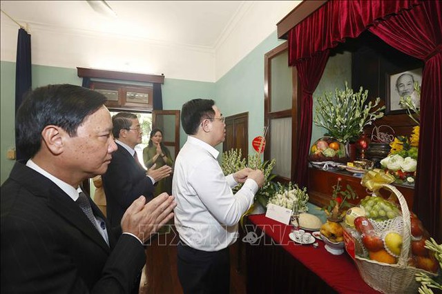 Chủ tịch Quốc hội dâng hương tưởng niệm Chủ tịch Hồ Chí Minh - Ảnh 1.