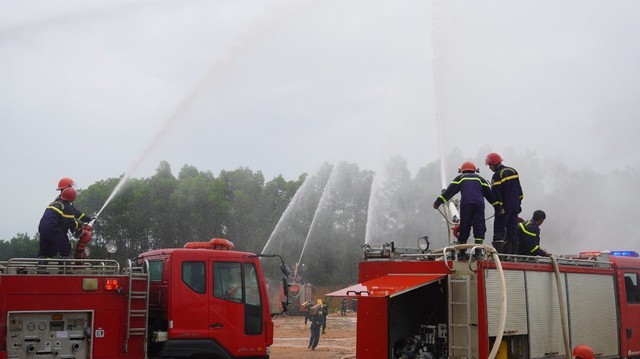 Quảng Trị: Diễn tập phòng cháy chữa cháy quy mô lớn tại khu công nghiệp - Ảnh 3.