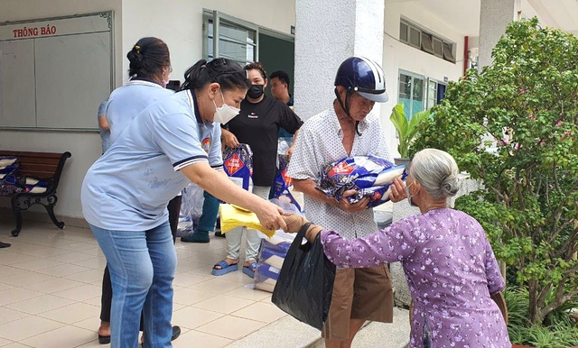 WinCommerce tặng gạo, quà cho các gia đình, trẻ em có hoàn cảnh khó khăn - Ảnh 2. WinCommerce tặng gạo, quà cho các gia đình, trẻ em có hoàn cảnh khó khăn - Ảnh 2.