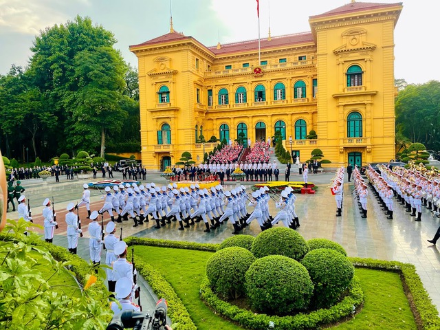 Tổng Bí thư Nguyễn Phú Trọng và Tổng thống Joe Biden duyệt Đội danh dự Quân đội nhân dân Việt Nam. Ảnh VGP