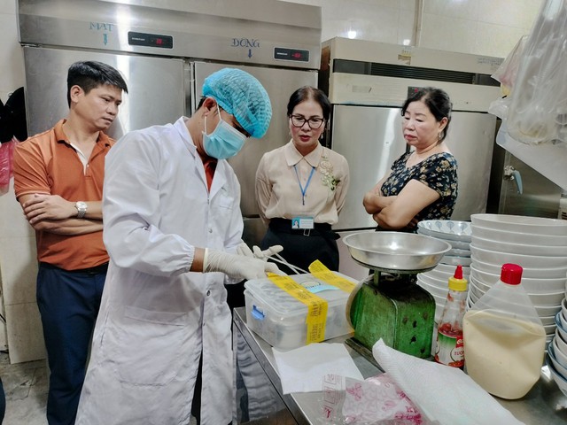 Hơn 140 người nhập viện trong vụ ngộ độc thực phẩm tại Hội An - Ảnh 1.