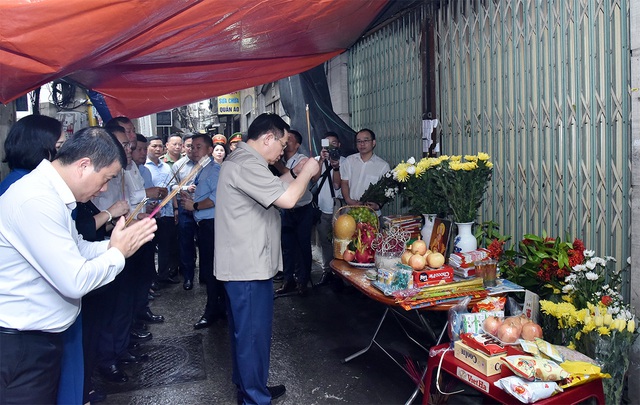 Chủ tịch Quốc hội thắp hương tưởng niệm các nạn nhân vụ hoả hoạn tại phố Khương Hạ - Ảnh 1.