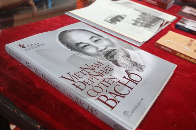 Triển lãm sách về Chủ tịch Hồ Chí Minh và các đồng chí lãnh đạo Đảng, Nhà nước - Ảnh 2.