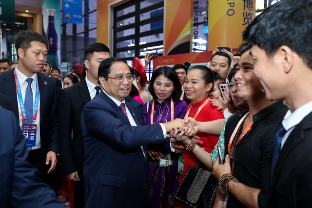 Thủ tướng: Mong muốn Việt Nam trở thành điểm trung chuyển hàng hóa giữa ASEAN và Trung Quốc - Ảnh 2.