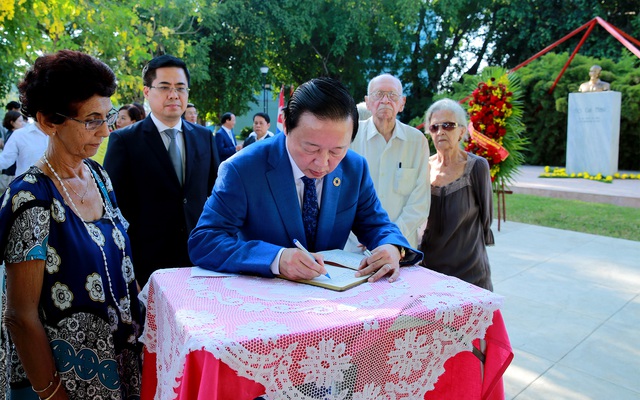 Phó Thủ tướng Trần Hồng Hà dâng hoa tưởng niệm tại Công viên Hồ Chí Minh  - Ảnh 5.