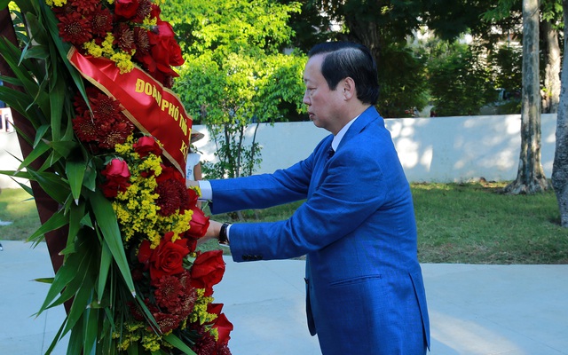Phó Thủ tướng Trần Hồng Hà dâng hoa tưởng niệm tại Công viên Hồ Chí Minh  - Ảnh 1.