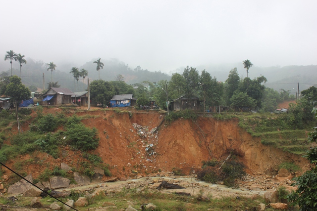 Quảng Nam: Rà soát ứng phó nguy cơ sạt lở núi mùa mưa bão - Ảnh 1.