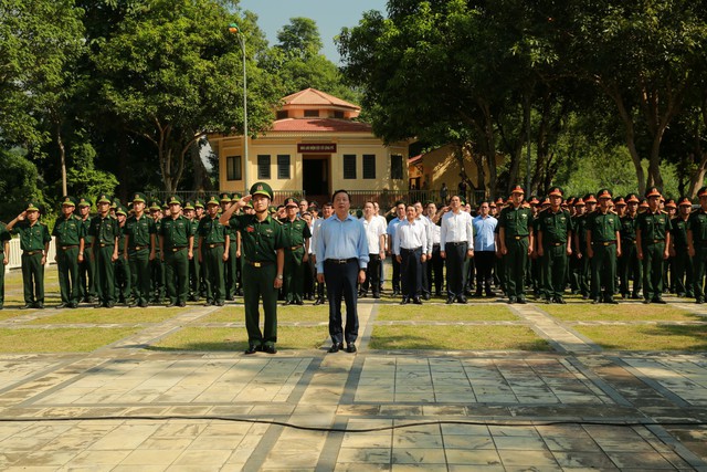 Phó Thủ tướng Trần Hồng Hà dự lễ chào cờ ở 'nơi con sông Hồng chảy vào đất Việt' - Ảnh 1.