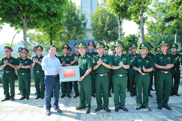 Phó Thủ tướng Trần Hồng Hà dự lễ chào cờ ở 'nơi con sông Hồng chảy vào đất Việt' - Ảnh 4.