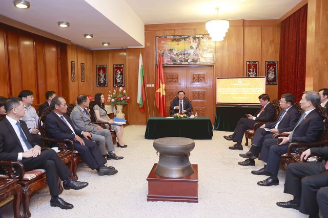 Chủ tịch Quốc hội Vương Đình Huệ gặp mặt một số Đại sứ Việt Nam tại các nước châu Âu - Ảnh 2.