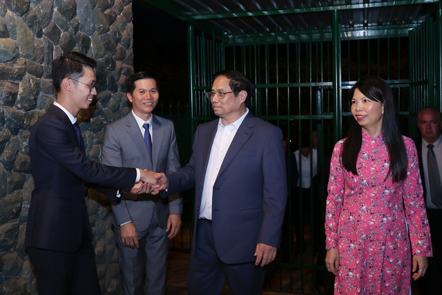 Thủ tướng thăm hỏi, động viên và giao nhiệm vụ cho Đại sứ quán Việt Nam tại Brazil - Ảnh 1.