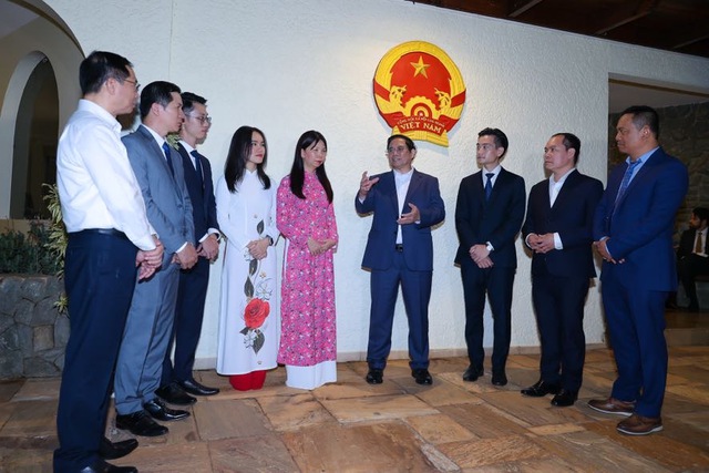Thủ tướng thăm hỏi, động viên và giao nhiệm vụ cho Đại sứ quán Việt Nam tại Brazil - Ảnh 2.