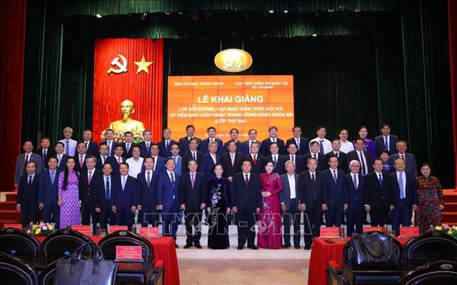 Khai giảng Lớp Bồi dưỡng, cập nhật kiến thức cho 42 Ủy viên Trung ương Đảng khóa XIII - Ảnh 2.