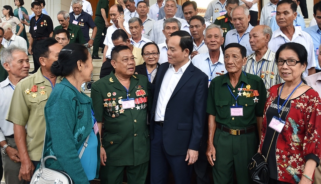 Phó Thủ tướng Trần Lưu Quang tiếp Đoàn người có công tỉnh Kiên Giang - Ảnh 1.