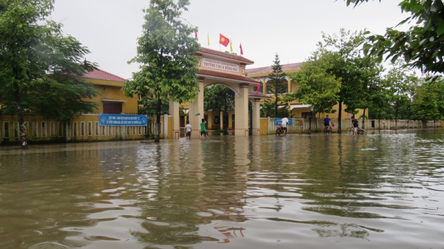 Cho phép học sinh nghỉ học trong trường hợp cần thiết do mưa lũ - Ảnh 1.