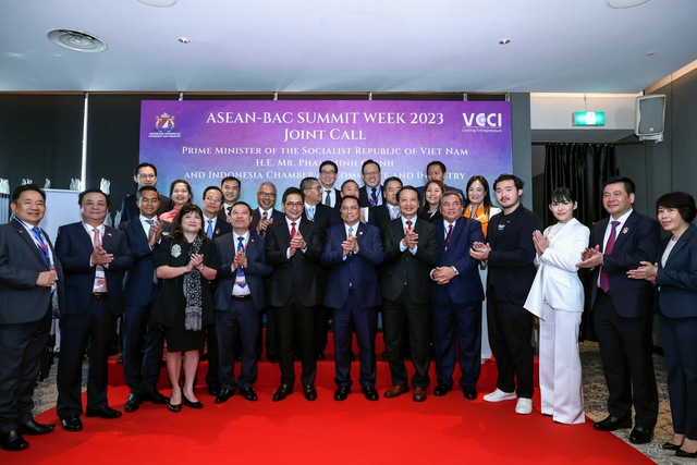 Thủ tướng Phạm Minh Chính và lãnh đạo Phòng Thương mại và Công nghiệp Indonesia (KADIN) cùng một số doanh nghiệp tiêu biểu của Indonesia - Ảnh: VGP/Nhật Bắc