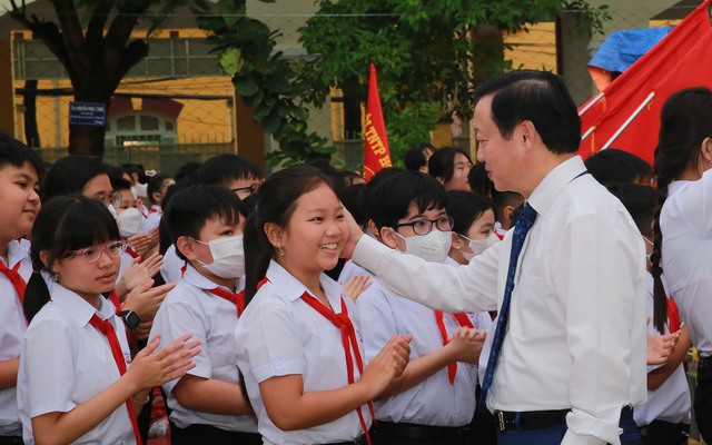 Phó Thủ tướng Trần Hồng Hà chia vui với các cháu học sinh trường THCS Đoàn Thị Điểm trong ngày khai giảng - Ảnh: VGP/Minh Khôi