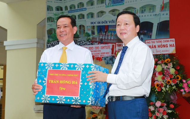 Phó Thủ tướng Trần Hồng Hà tặng quà cho thầy trò trường THCS Đoàn Thị Điểm nhân dịp bước vào năm học mới 2023-2024 - Ảnh: VGP/Minh Khôi