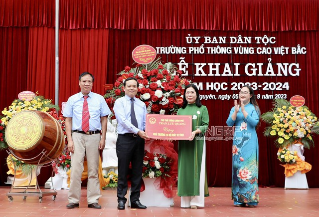 Phó Thủ tướng Trần Lưu Quang dự Lễ khai giảng năm học mới tại Thái Nguyên - Ảnh 2.