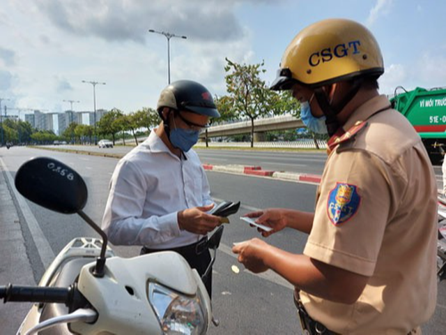 Dùng VNeID thay thế giấy tờ xe khi cảnh sát giao thông kiểm tra như thế nào?