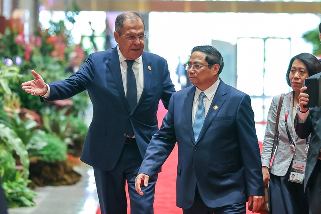 Thủ tướng Phạm Minh Chính gặp Trưởng đoàn Nga dự Hội nghị Cấp cao ASEAN 43 - Ảnh 1.