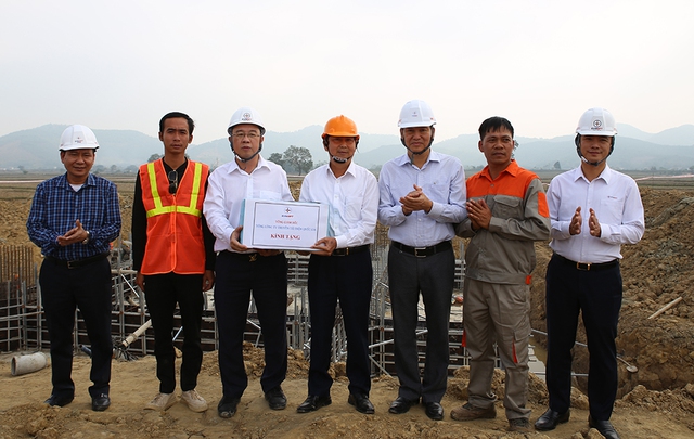 Động viên các đơn vị thi công xuyên Tết dự án đường dây 500kV mạch 3- Ảnh 3.
