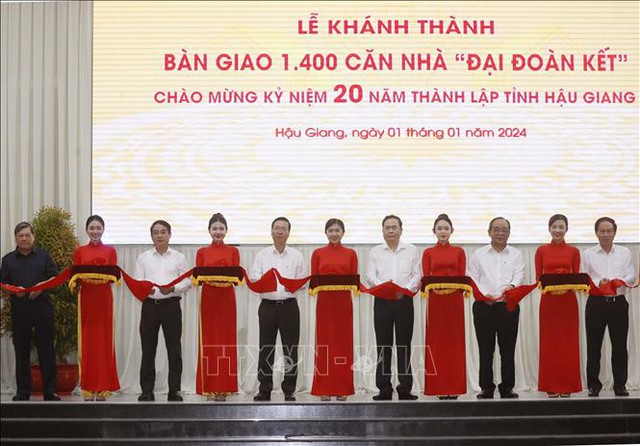 Chủ tịch nước Võ Văn Thưởng dự Lễ bàn giao 1.400 căn nhà Đại đoàn kết tại tỉnh Hậu Giang- Ảnh 1.