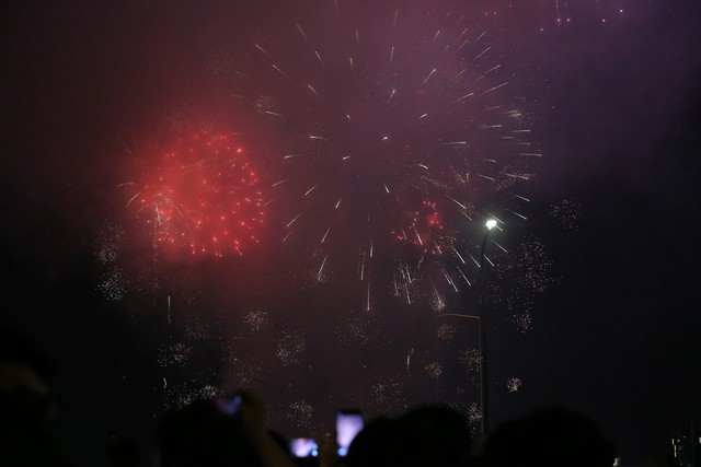 TPHCM: Biển người đổ về trung tâm xem pháo hoa chào đón năm mới- Ảnh 3.