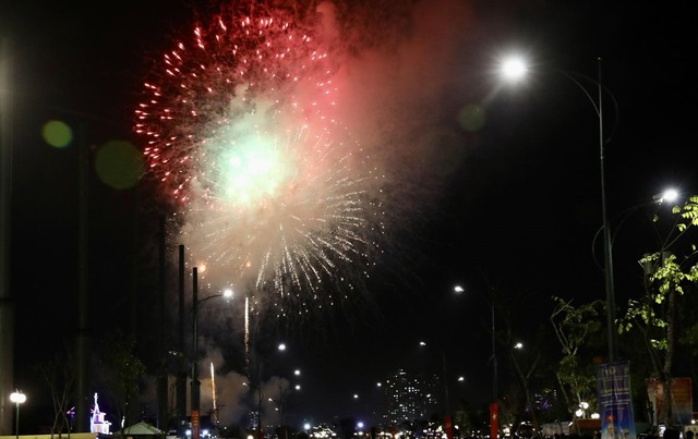 TPHCM: Biển người đổ về trung tâm xem pháo hoa chào đón năm mới- Ảnh 2.