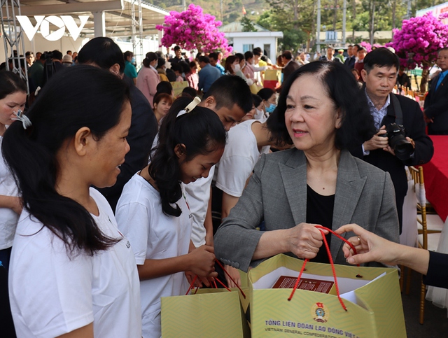 Thường trực Ban Bí thư Trương Thị Mai tặng quà Tết công nhân, người lao động KCN Phú Hội - Lâm Đồng- Ảnh 1.