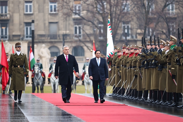 Chùm ảnh: Lễ đón trọng thể Thủ tướng Phạm Minh Chính thăm chính thức Hungary- Ảnh 1.