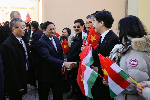 Thủ tướng thăm Trung tâm thương mại lớn nhất của người Việt Nam ở Hungary- Ảnh 1.