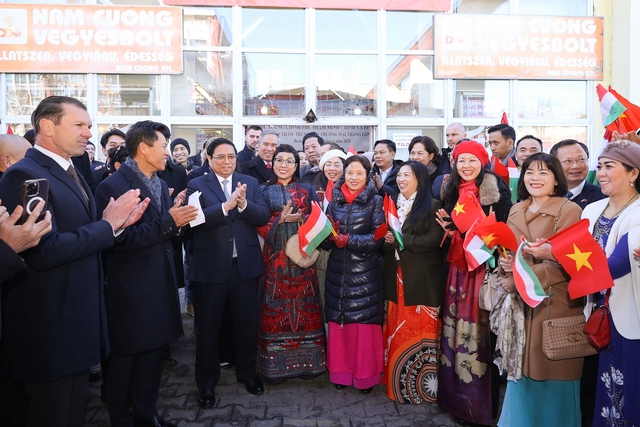 Thủ tướng thăm Trung tâm thương mại lớn nhất của người Việt Nam ở Hungary- Ảnh 2.
