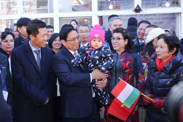 Thủ tướng thăm Trung tâm thương mại lớn nhất của người Việt Nam ở Hungary- Ảnh 7.