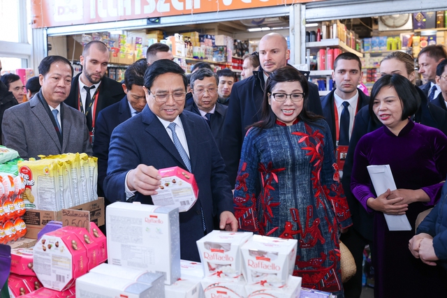 Thủ tướng thăm Trung tâm thương mại lớn nhất của người Việt Nam ở Hungary- Ảnh 3.