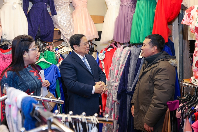 Thủ tướng thăm Trung tâm thương mại lớn nhất của người Việt Nam ở Hungary- Ảnh 4.